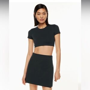 Aritzia Babaton Contour Black Fitted Cropped Crewneck Ribcage tee- size M EUC